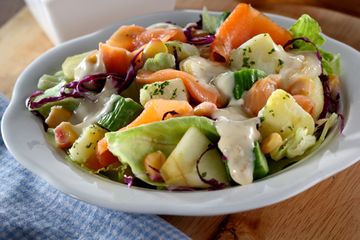 Mari Makan Malam Fancy dengan Membuat Salad Kentang Salmon Asap