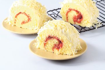 Percayalah, Stroberi Cheese Roll Cake Mudah Dibuat dan Tak Perlu Banyak Bahan