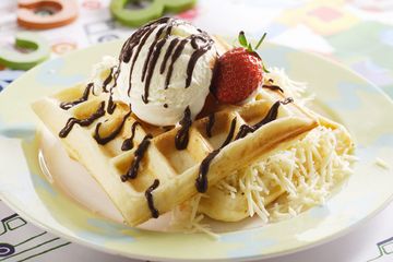 Cari Sarapan yang Bikin Si Kecil Senang? Wafel Keju Saus Cokelat Ini Solusinya