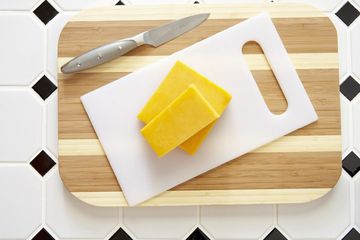 Lebih Baik Mana Menggunakan Talenan Kayu Atau Plastik? Cari Tahu di Sini!