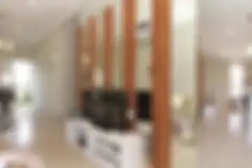 Aplikasikan kaca cermin di rumah urban sebagai panel TV sekaligus gandakan ruang.