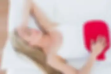 ilustrasi kompres perut saat menstruasi