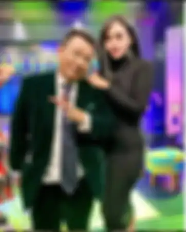 Vernita Syabila berfoto dengan Hotman Paris