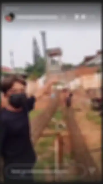 Betrand Peto tunjukkan calon rumahnya yang sedang proses pembangunan 