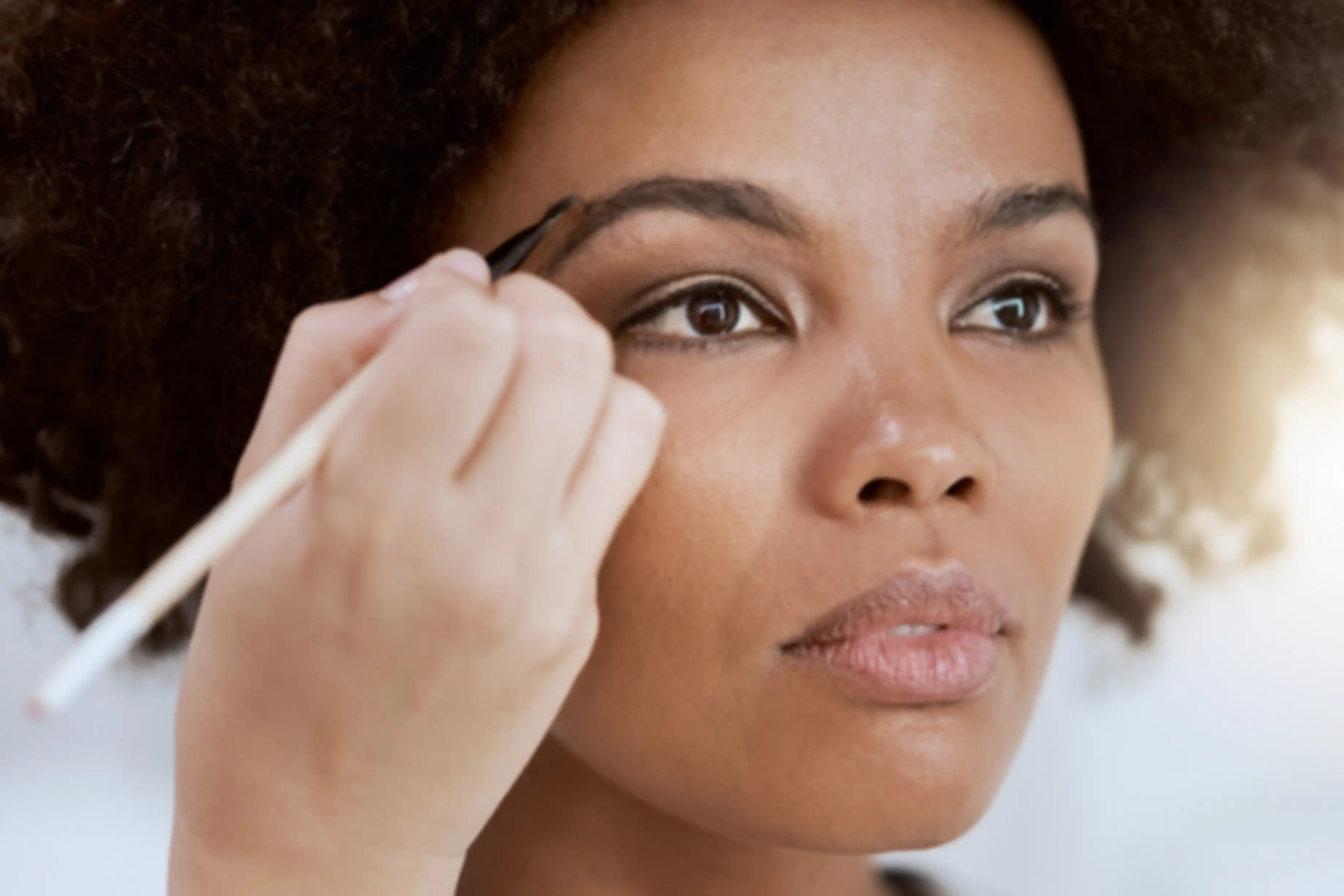 ilustrasi menggunakan eyebrow pomede