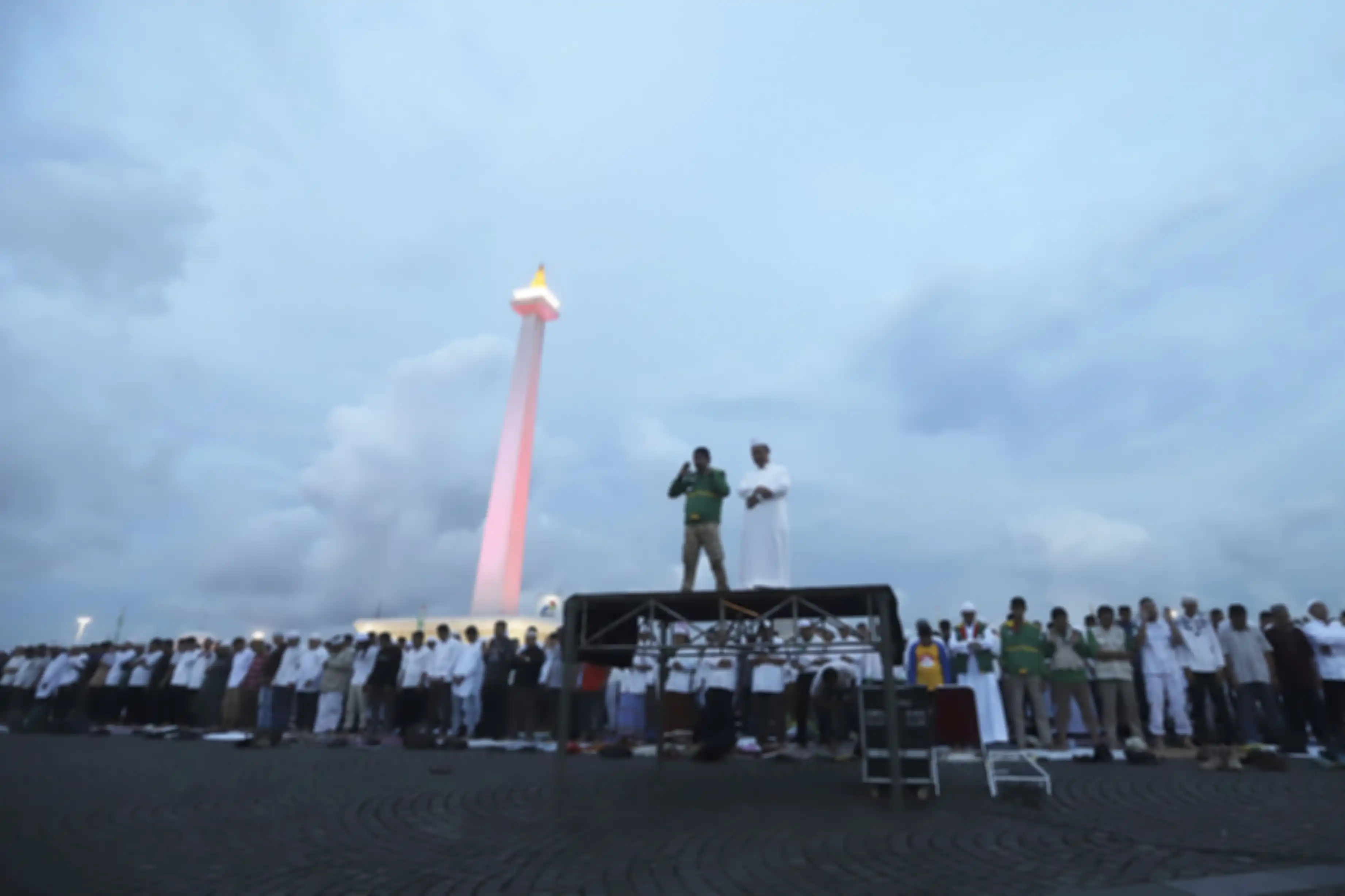 Jemaah Munajat 212 saat melaksanakan Salat Magrib di Monas, Jakarta Pusat, Kamis (21/2/2019). Kegiatan Munajat 212 dan zikir bersama tersebut bertujuan untuk mempererat persatuan semua elemen bangsa Indonesia. (Tribunnews/Jeprima)
