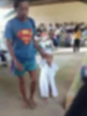 Sang ayah hadir di wisuda anak perempuannya tanpa alas kaki dan pakaian mewah.
