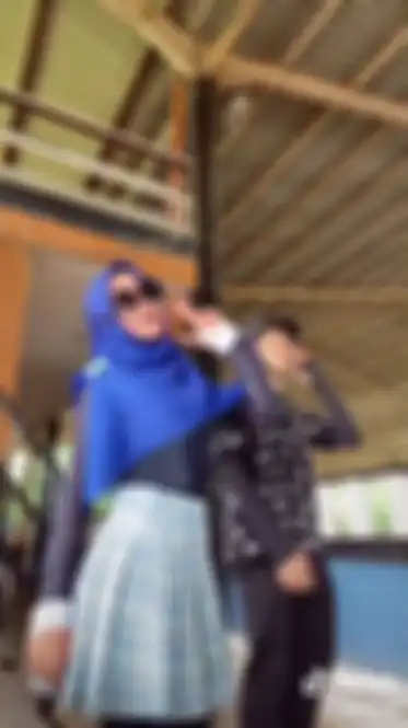 Ria Ricis joget pakai rok pendek.