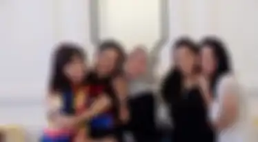 Potret mesra Olla Ramlan dan Nindy Ayunda, yang termasuk satu geng sosialita bareng Ashanty dan Ussy Sulistiawaty.