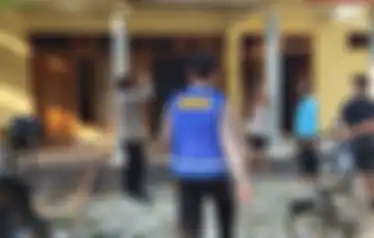 Salah satu rumah yang rusak akibat balon udara yang membawa petasan meledak  di Ponorogo, Jawa Timur.