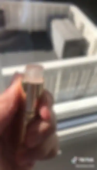 Lipstick ice roller untuk mengempiskan mata bengkak