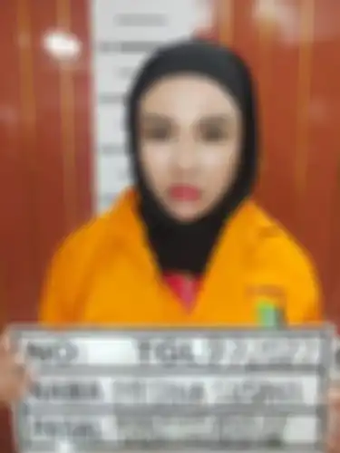 Nama asli Medina Zein terbongkar saat menjalani pemeriksaan di rutan Polda Metro Jaya. Foto terkininya pakai baju tahanan disebarkan.
