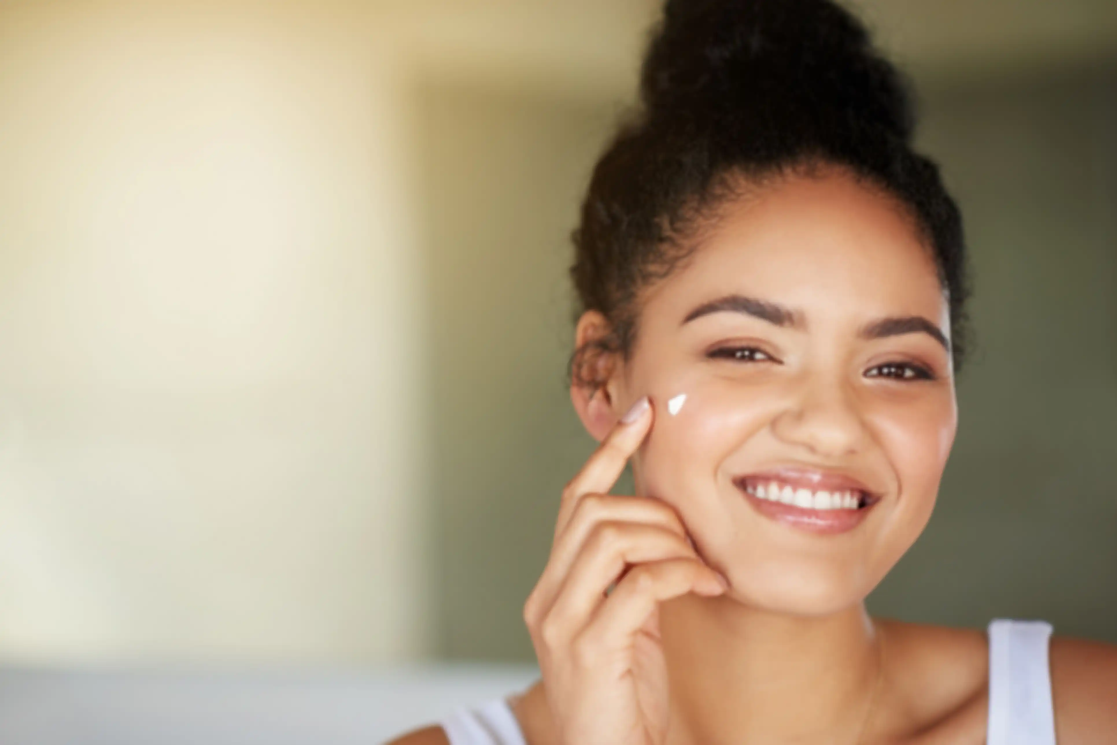 Memakai obat jerawat atau acne spot treatment