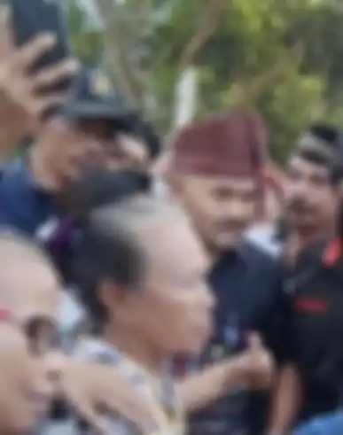 Pengacara keluarga Brigadir J yang meminta penyidik periksa petir sampai bikin mantan Ketua MK tersenyum kecut. Foto sang ahli hukum dicari. 