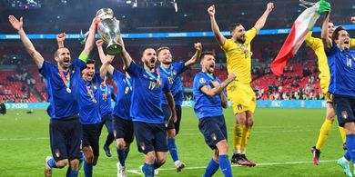 EURO 2020 - Italia Bikin Ruang Ganti Wembley Berantakan, Ada Celana Boxer Ketinggalan