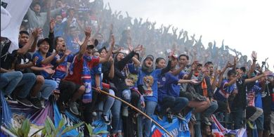 Tidak Belajar dari Pengalaman Usai Tragedi Kanjuruhan, Aremania Lempar Bus Persik Pakai Batu