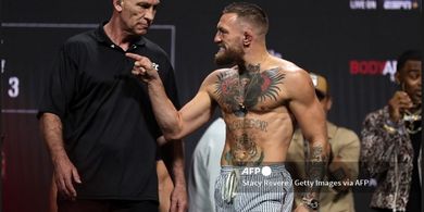 Legenda Tinju Mengutuk Ulah Conor McGregor Ludahi Fans Khabib Nurmagomedov, Sampai Menular ke Putranya