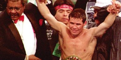 SEJARAH HARI INI - 17 Detik Lagi Keok, Julio Cesar Chavez Hancurkan Masa Depan Rival Muda Tak Terkalahkan