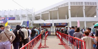 Di Bawah Cuaca Panas 40 Derajat, Ribuan Fans Antre Beli Tiket Dua Pertandingan Timnas Vietnam 