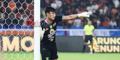 Maarten Paes Kena Sanksi, Ernando Ari Malah Lanjutkan Performa Jeblok di Persebaya, Tergusur dari Pos Kiper Ketiga?