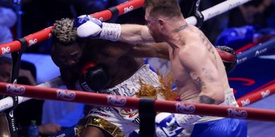 Hasil Tinju Dunia - Kembali Makan Korban Lawan Tak Terkalahkan, Canelo Alvarez Jadi Juara Dunia Sejati Lagi 