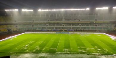 BREAKING NEWS - Zona Degradasi Liga 1 Menggantung, Persebaya Vs Semen Padang Ditunda Akibat Hujan Deras