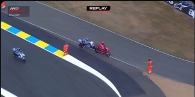 MotoGP Prancis 2025 - Momen Kocak Fermin Aldeguer Tabrak Marc Marquez sampai Jatuh Sendiri