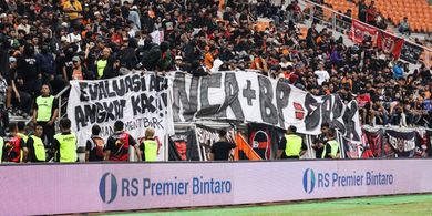 The Jakmania Bawa Spanduk Panca+BP: Dark System, Apa Kata Persija?
