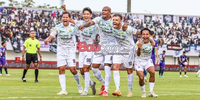 Hasil Liga 1 - Sempat Terhenti karena Flare, Persib Ditahan Imbang Persita Usai Laga Diwarnai Gol Bunuh Diri hingga Penalti