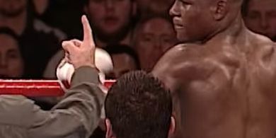 SEJARAH HARI INI - Gara-gara Pukulan Sendiri, Floyd Mayweather Jr Alami Satu-satunya Knockdown Sepanjang Karier