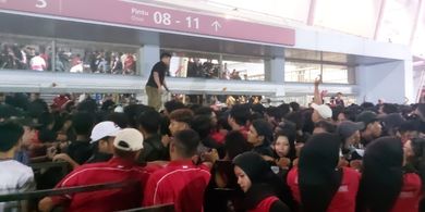 Pagar Pengaman Nyaris Jebol Buntut Suporter Paksa Masuk di Laga Timnas Indonesia Vs China
