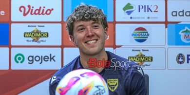 Salahkan Tekel Pemain Arema FC, Pelatih Oxford United Bersedih Timnas Indonesia Turut Terdampak Absennya Ole Romeny
