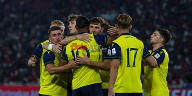 Terkesan Atmosfer SUGBK, Pelatih Oxford United Ungkap Perbandingan Suporter Indonesia dan Inggris