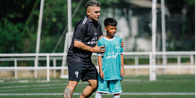 Cristian Gonzales Turun Gunung, Latih Calon Bintang Muda Indonesia