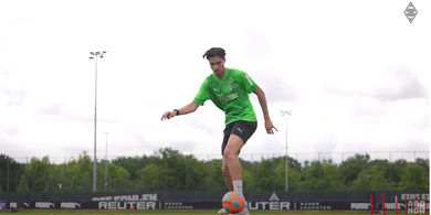 Kalah di Laga Debut, Kevin Diks Dibikin Kaget Fans Monchengladbach