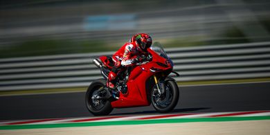 Motornya Bukan yang di MotoGP, Bagnaia Ungguli Marquez di Sirkuit Kesukaan Alien