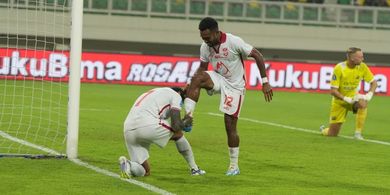 Assist yang Amazing, Ini Alasan Ciro Alves Cium Sepatu Yakob Sayuri