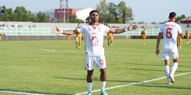 Evaluasi! Yakob Sayuri Gak Pernah Main Bek Kanan di Malut United, Ide dari Mana Patrick Kluivert Pasang Winger Jadi RB?
