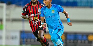 Hasil Championship 2025/2026 - Diwarnai Insiden Mati Lampu, Duo Timnas Indonesia Bawa Persipura Menang Comeback dari Persela