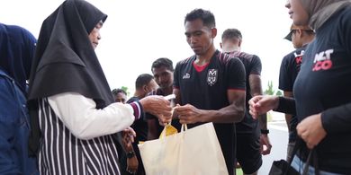 Buka Kesempatan, Bangun Harapan, Bagi Kebahagiaan, Malut United Bantu Masyarakat Kurang Mampu di Maluku Utara