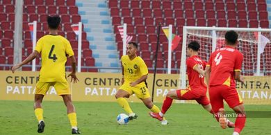 Tegangnya Pemain Malaysia Nonton Timnas U-22 Indonesia, Keluar Masuk Ruangan Sambil Minum Kopi 
