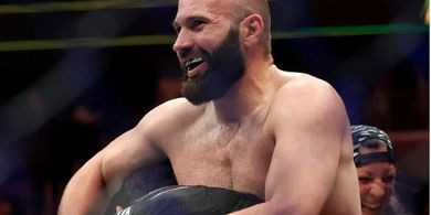 UFC 327 - Gerbang Juara Dihalangi Petarung Bermasalah, Azamat Murzakanov: Paulo Costa Tidak Bisa Lari ke Mana-mana Lagi