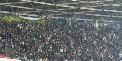 Keharmonisan Bonek dan The Jakmania di SUGBK dalam Laga Persija Vs Arema FC