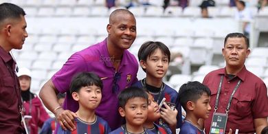 Eks Pelatih Timnas Indonesia Patrick Kluivert Kembali ke SUGBK, Siap Beraksi bersama Barcelona Legenda di Clash of Legends