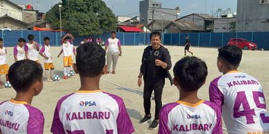 Eks Pelatih Timnas Indonesia Indra Sjafri Latih Anak Kalibaru dalam Coaching Clinic PSA Project Hearts