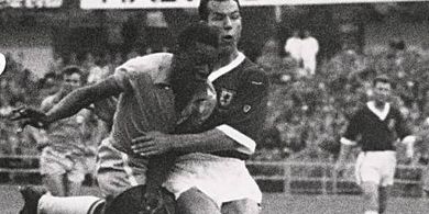 Momen Piala Dunia - Saat Pele Mengacak-acak Gawang Swedia di Final pada Usia 17 Tahun