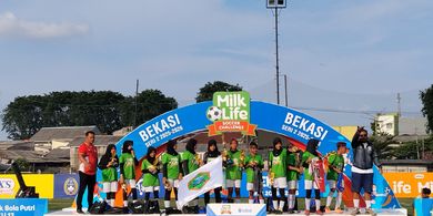 Misi Balas Dendam Tuntas, Srikandi SDN Sukaresmi 06 Rengkuh Trofi MLSC Bekasi Seri 2