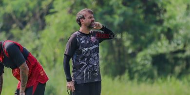 Psywar Pelatih Persija: Persib adalah Tim yang Lebih Banyak Bertahan ketimbang Menyerang