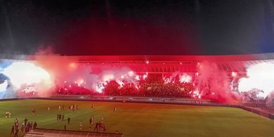 Suporter Persis Solo Tutup Laga Kandang Terakhir dengan Pesta Flare