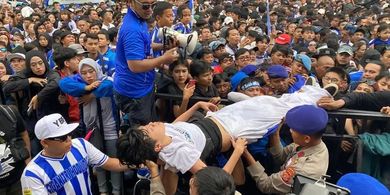 60 Bobotoh Pingsan saat Pesta Juara Persib, 2 Orang Dibawa ke Rumah Sakit